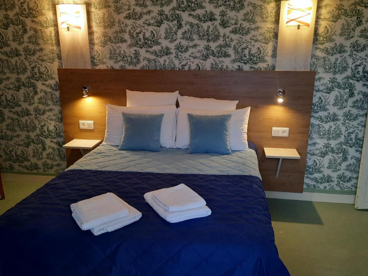 Hotel De La Barbacane Tiffauges Экстерьер фото