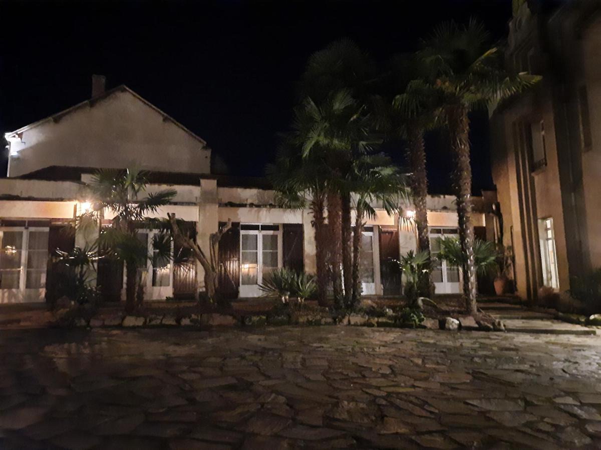 Hotel De La Barbacane Tiffauges Экстерьер фото