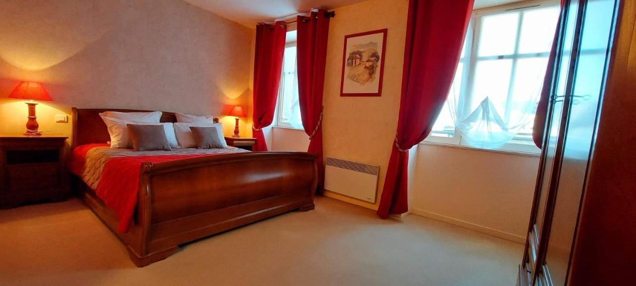 Hotel De La Barbacane Tiffauges Экстерьер фото