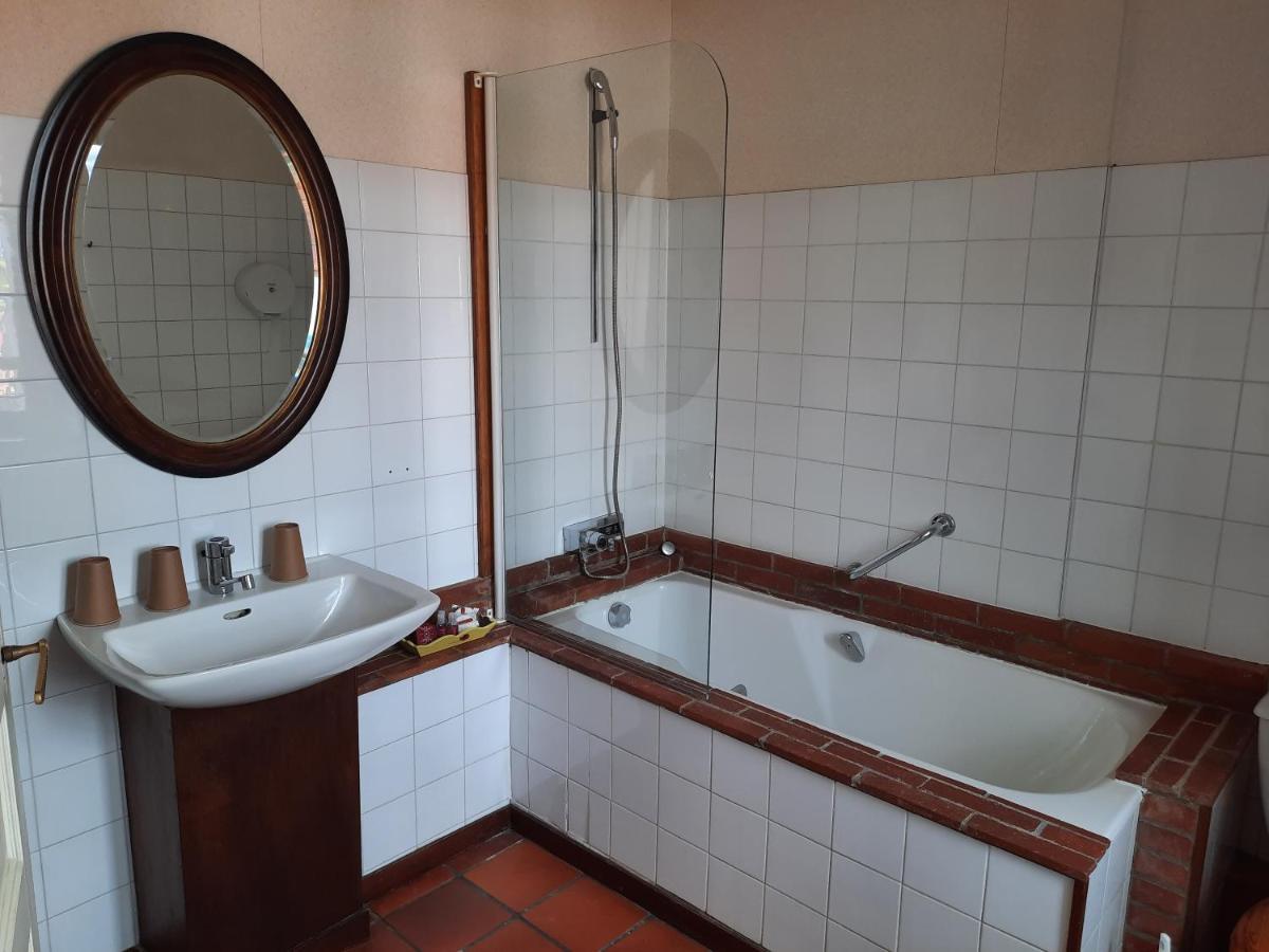 Hotel De La Barbacane Tiffauges Экстерьер фото