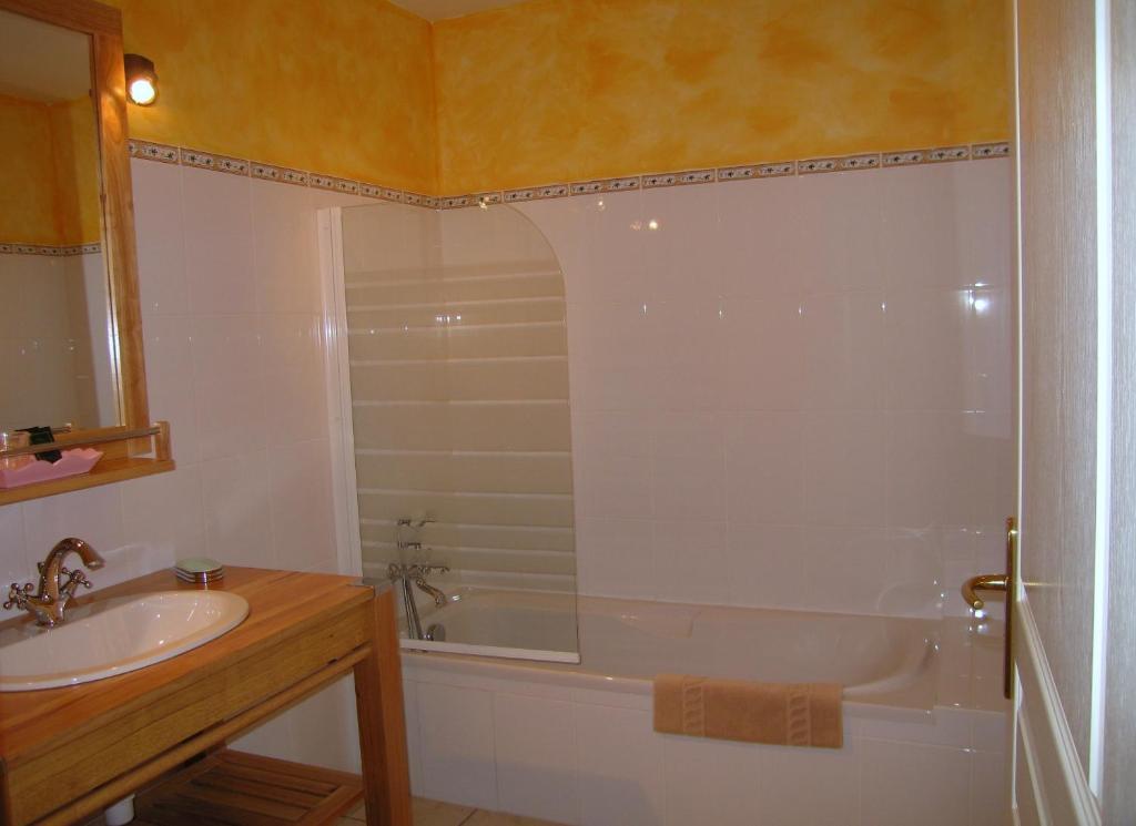 Hotel De La Barbacane Tiffauges Номер фото