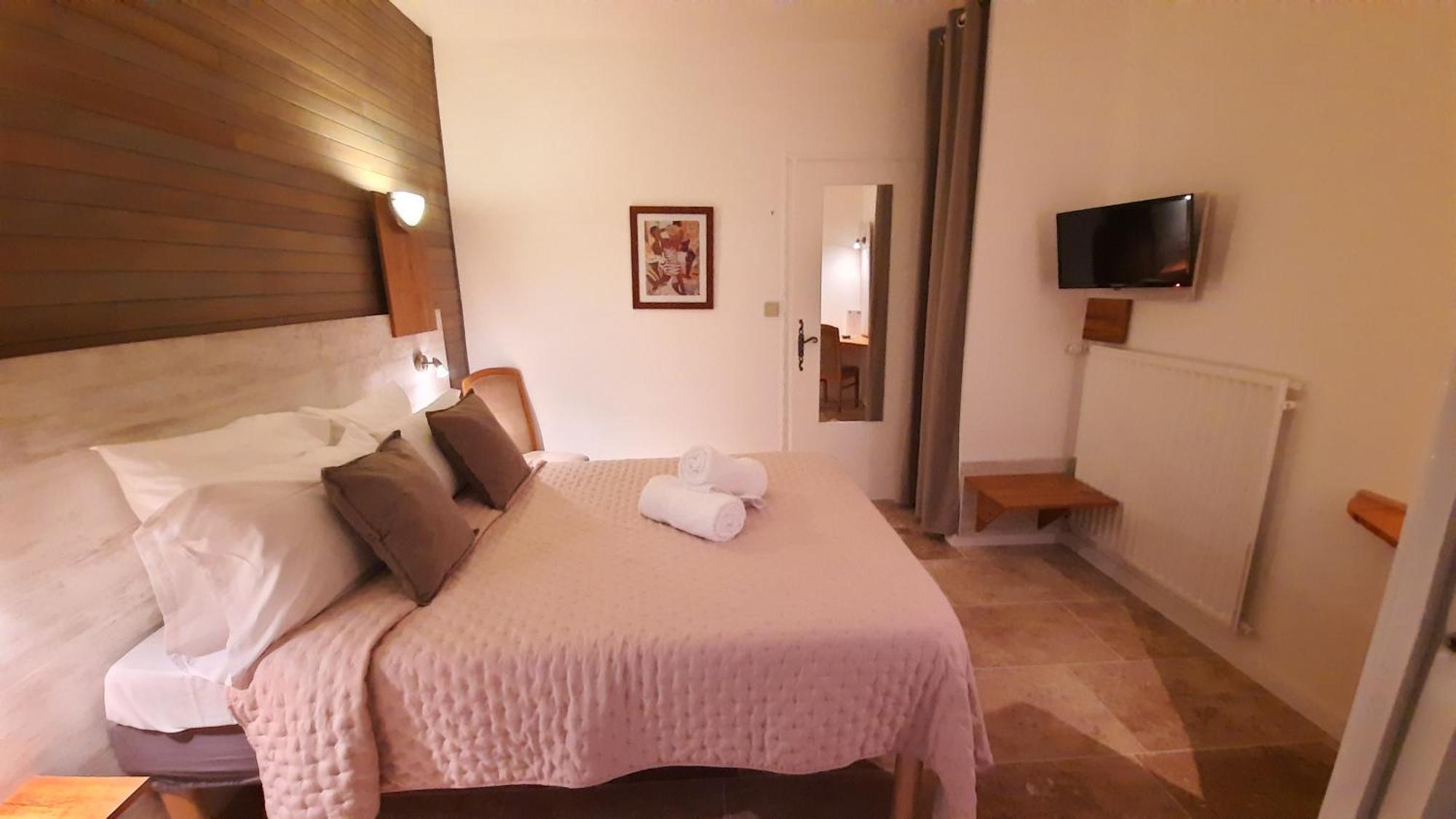 Hotel De La Barbacane Tiffauges Экстерьер фото